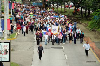 Autoridades, profesores, investigadores, estudiantes y administrativos en la marcha de la UTP.