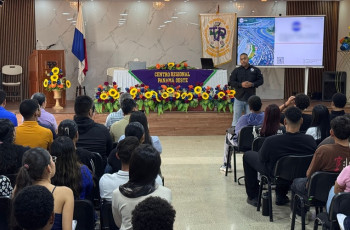 Estudiantes participan de la Conferencia. 