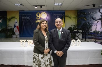 La Dra. Moore y el Dr. Flores.