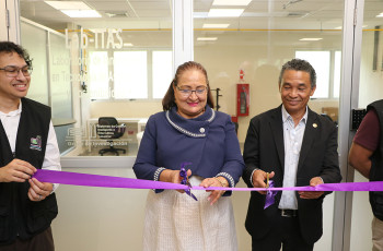 Corte de cinta inaugural del laboratorio.