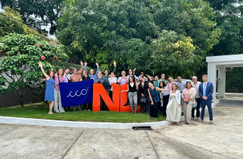 Foto grupal afuera de la residencia del Embajador del Reino de los Países Bajos.