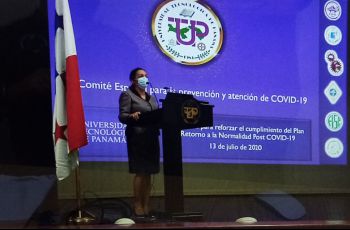 Vicerrectora de Vida Universitaria, de la UTP, da la bienvenida a la segunda capacitación sobre Covid 19.