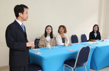 El Subdirector de la Oficina de Cooperación e Intercambio Internacional de la Central South University de China, hace presentación.