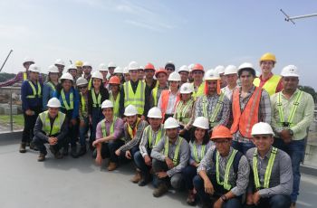 Grupo de quinto año de Ingeniería Civil del curso de Tratamiento de Aguas y Aguas Residuales que participó en la gira a la Planta de Tratamiento de Juan Díaz.