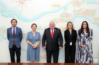 Foto protocolar entre autoridades de la UTP y la Embajada de Francia.