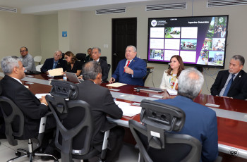 El rector Dr. Omar Aizpurúa junto a su equipo de trabajo.