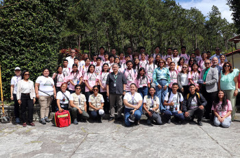 Jóvenes estudiantes aprenden sobre vulcanismo, geodiversidad y biodiversidad