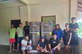 Colón hace entrega de colchones a estudiantes